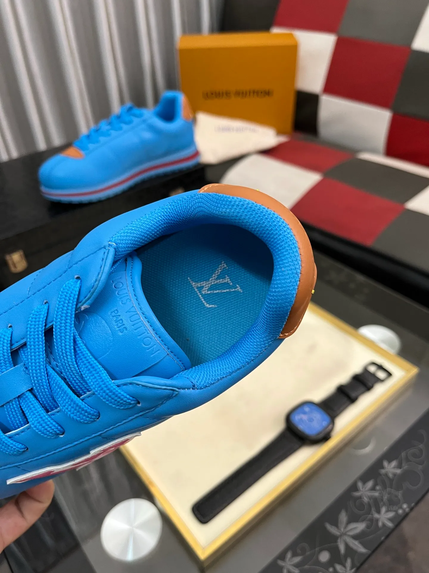 Men's shoes 💰700⌚️⌚️LV TARINE Louis Vuitton x Tyler joint model Donkey brand L family embossed couple style casual sneakers skate shoes original purchase and development This LV Trainer sneaker comes from the Louis Vuitton and Tyler collaboration series. The Monogram pattern and brand logo are transformed into nubuck calf leather embossing and side decoration respectively, witnessing the artist's creative interpretation of classic elements. The deep tones accentuate the complex upper, which requires hours of craftsmanship to complete. Exquisitely packaged at the delivery counter🛍📦 ▪️Fabrics: Original customized first-layer cowhide ▪️Inner lining: Original customized breathable mesh ▪️Outsole: Original open-molded two-color TPU combination outsole ▪️Sole thickness: 3CM ▪️Size: Women's 35-40 / Men's 38-46